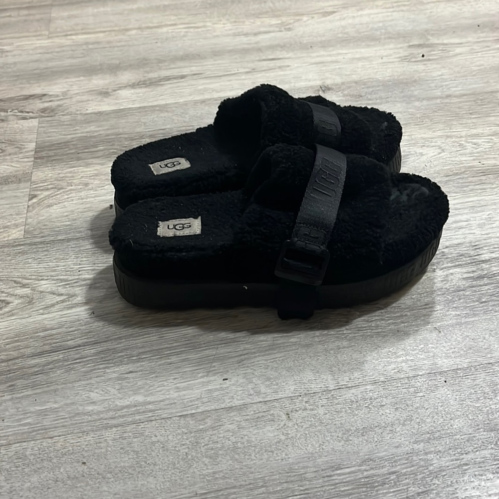 Used black UGG slides